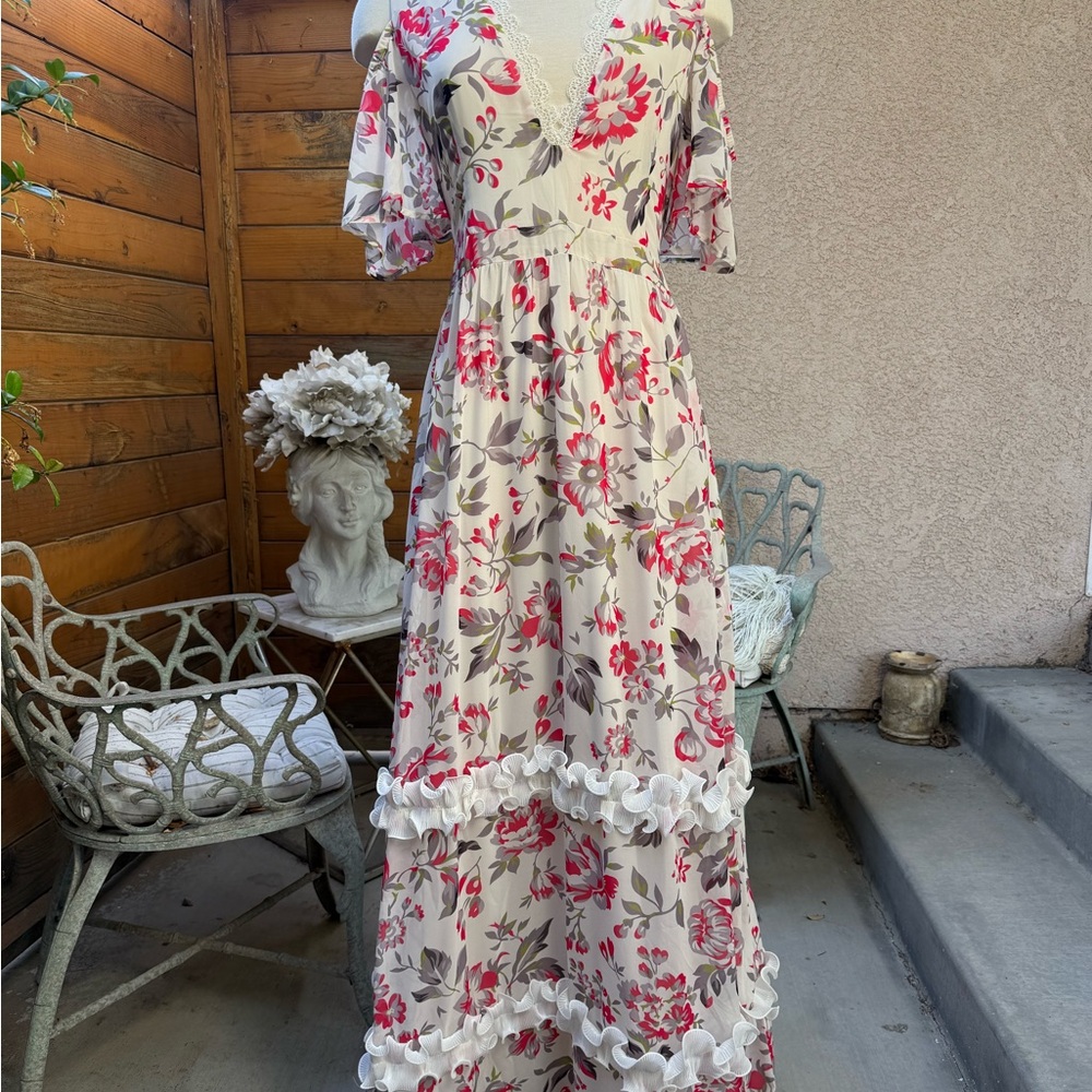 by egreis Floral V-Neck Maxi Dress in Cream and red